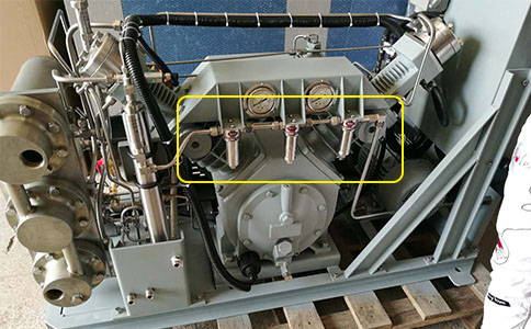 SR微型不锈钢高压气体过滤器安装在设备上